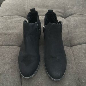 Women’s So Brand zip up suede ankle boot size 9.5 Black